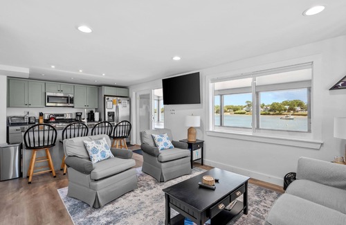 Onset House | Waterfront house located right on Beach Cove