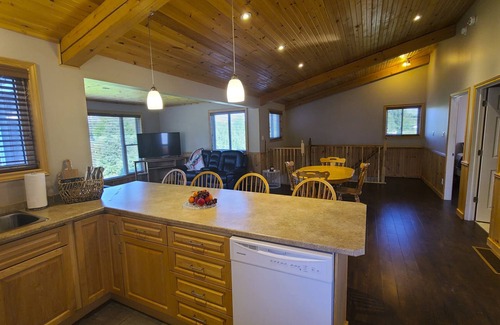 Renfrew County House | Waterfront House, Privacy, Outside Hot Tub&Barrel Sauna, WiFi, Fishing, Kayaking