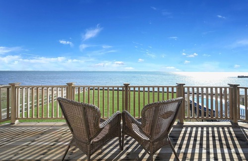 East Patchogue House | Waterfront house next to Bellport golf course