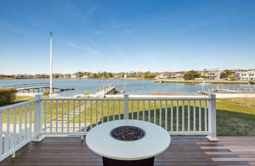 Shinnecock Hills House | Waterfront indoor and outdoor living at its best!