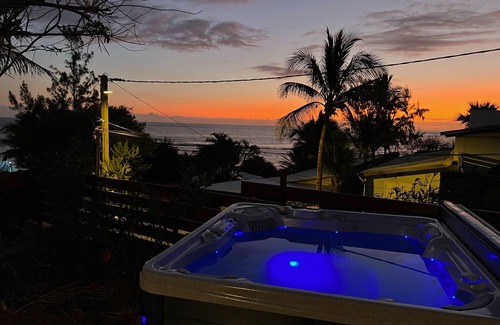 Trois-Bassins House | Waterfront Jacuzzi bungalow