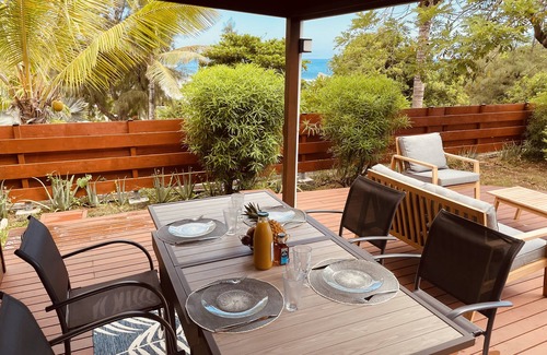 Trois-Bassins House | Waterfront Jacuzzi bungalow