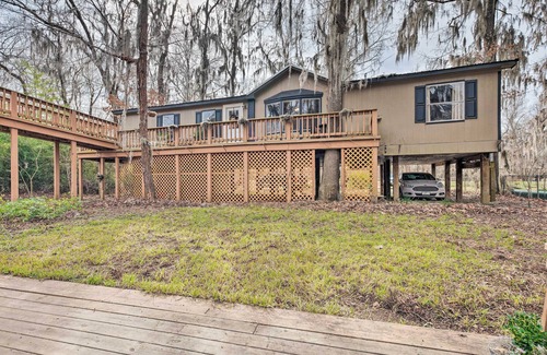 Jefferson Cottage | Waterfront Karnack Home w/Boathouse & Deck!