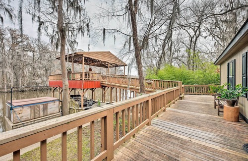 Jefferson Cottage | Waterfront Karnack Home w/Boathouse & Deck!