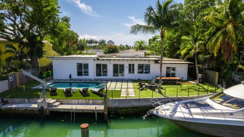 Seybold House | Waterfront - Kayak & Paddleboards - Firepit - Pool