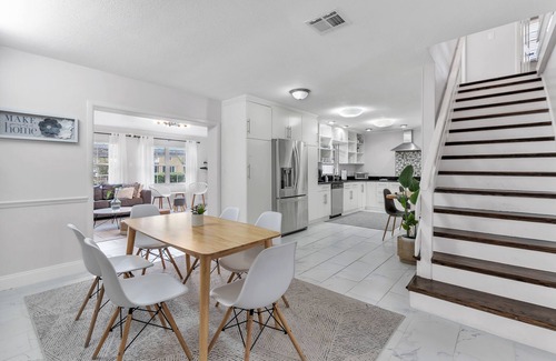 Bay Crest Park House | Waterfront, Kayaks, Paddle Board, Heated Pool, Hot Tub, 6BR
