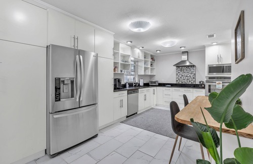 Bay Crest Park House | Waterfront, Kayaks, Paddle Board, Heated Pool, Hot Tub, 6BR