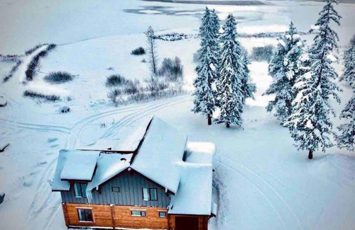 Central Okanagan House | Waterfront Kelowna Cabin private hot tub sleeps 14