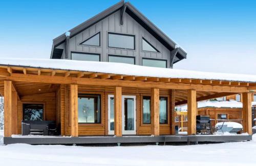 Central Okanagan House | Waterfront Kelowna Cabin private hot tub sleeps 14