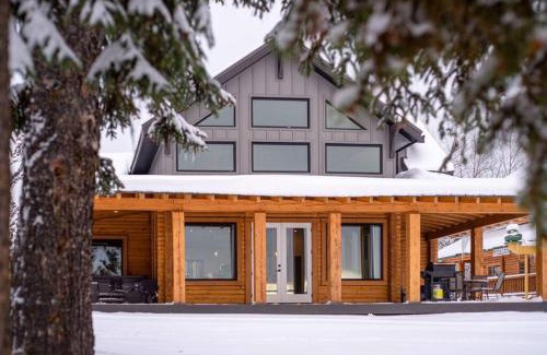 Central Okanagan House | Waterfront Kelowna Cabin private hot tub sleeps 14