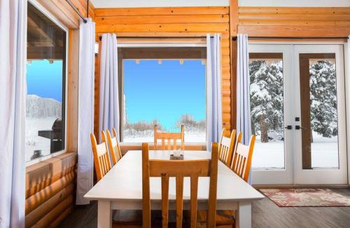 Central Okanagan House | Waterfront Kelowna Cabin private hot tub sleeps 14