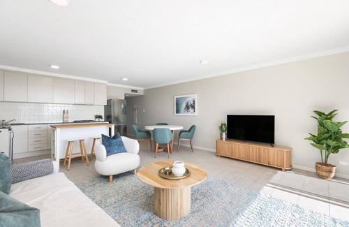 Sydney Apartment | Waterfront King Bed Courtyard Apartment