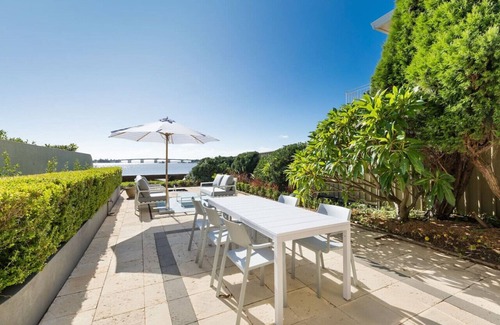 Sydney Apartment | Waterfront King Bed Courtyard Apartment