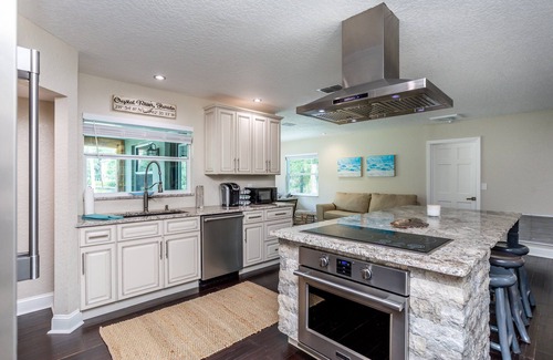 Crystal River House | Waterfront Kings Bay, Swim in Springs off the boat dock - Kayaks incl.