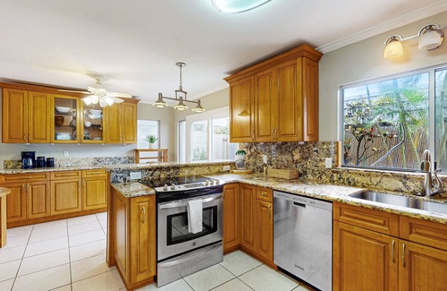 Portlock House | Waterfront Kuapa Isle gem with Koko Crater views & pool - by the beach