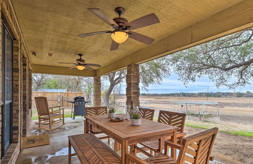 Lake Brownwood House | Waterfront Lake Brownwood Home w/ Hot Tub!