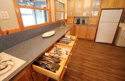 Waterford Cottage | Waterfront Lake Cottage w/Hot Tub!