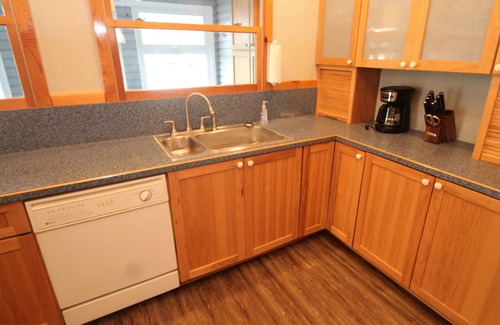 Waterford Cottage | Waterfront Lake Cottage w/Hot Tub!
