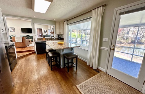 Conover Cottage | Waterfront Lake Hickory Cottage with Sandy Beach and Screen Porch.