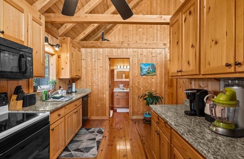 Six Mile Ski Chalet | Waterfront LAKE KEOWEE Chalet near Clemson University