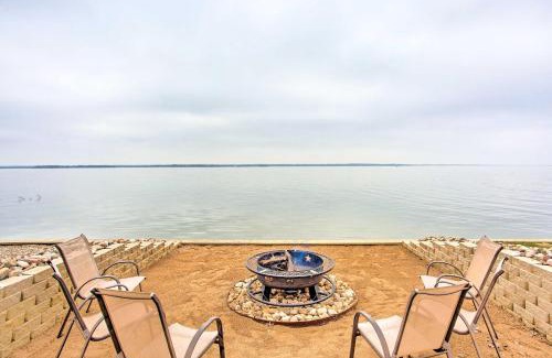 Quinlan House | Waterfront Lake Tawakoni Home with Fire Pit!
