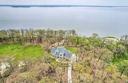 Quinlan Cottage | Waterfront Lake Tawakoni Home w/Fire Pit!