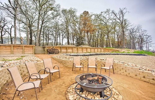 Quinlan Cottage | Waterfront Lake Tawakoni Home w/Fire Pit!