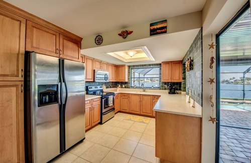 Pelican House | Waterfront/Lakefront Dream Vacation!