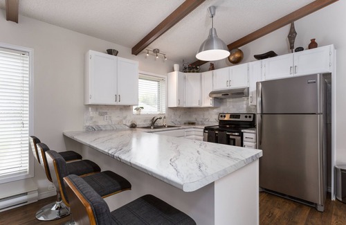 Barrie House | Waterfront living in fully renovated lakehouse