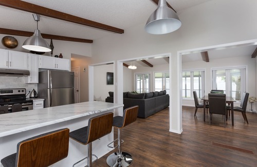 Barrie House | Waterfront living in fully renovated lakehouse