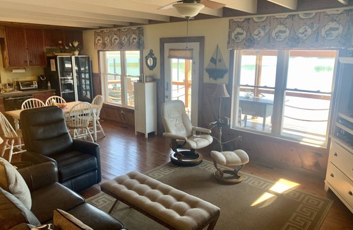 Florence House | Waterfront Living on Wilson Lake