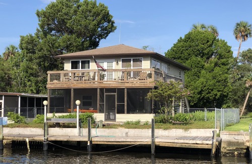 Crystal River House | Waterfront location! Halfway between downtown and the Gulf