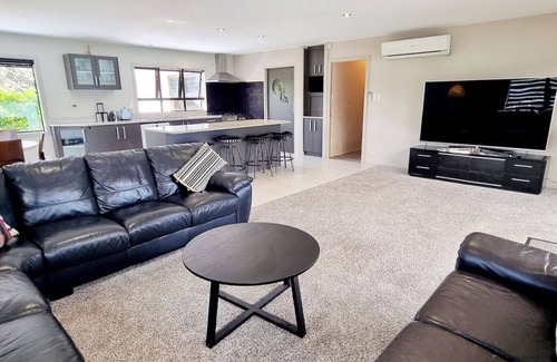 Raglan Apartment | Waterfront Location holiday accommodation