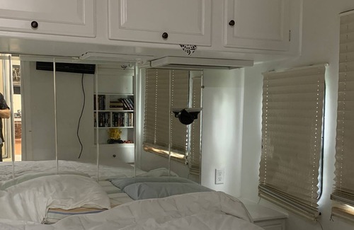 Waddington House | Waterfront location - 1 br in RV sleeps 4