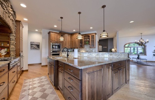 Earlville House | Waterfront Lodge packed with Amenities