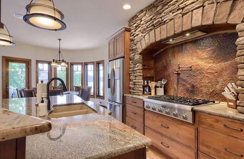 Earlville House | Waterfront Lodge packed with Amenities