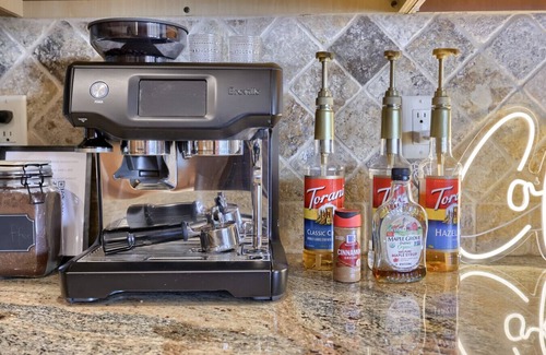 Earlville House | Waterfront Lodge packed with Amenities
