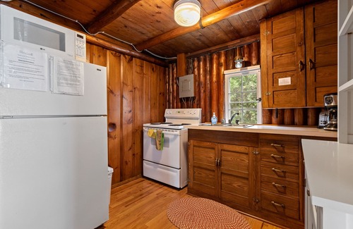 Sturgeon Bay Cottage | Waterfront Log Cabin | Sunset Views, Fire Pit, Screened Porch