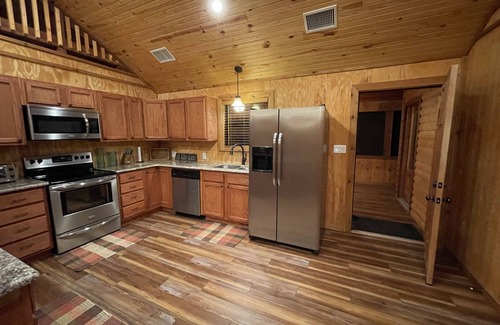 Jefferson Cabin | Waterfront log cabin! 3 bed, 2 bath, 5 kayaks, sleeps 10. Boat dock, fire pit