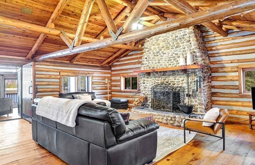 Rideau Lakes House | Waterfront log cabin - Utter privacy & relaxation