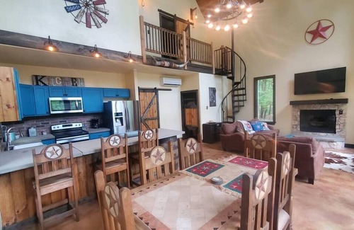 Waller House | Waterfront Lonestar Cabin in a Magical Forest!