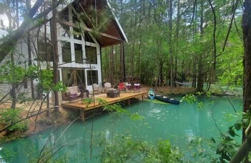 Waller House | Waterfront Lonestar Cabin in a Magical Forest!