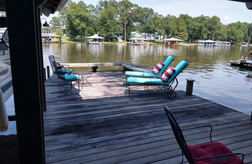 Warwick House | Waterfront lot on Lake Blackshear. Great location! Large dock for gatherings!
