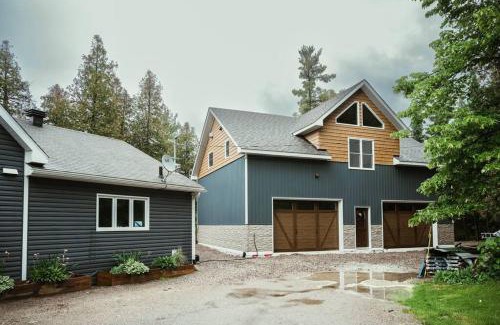 L'lle-du-Grand-Calumet Ski Chalet | Waterfront lux loft 2 bedroom perfect for couples