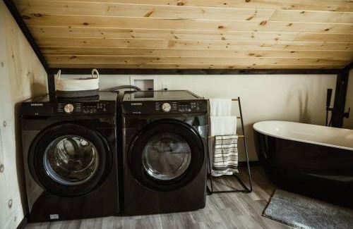 L'lle-du-Grand-Calumet Ski Chalet | Waterfront lux loft 2 bedroom perfect for couples