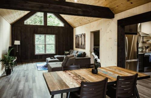 L'lle-du-Grand-Calumet Ski Chalet | Waterfront lux loft 2 bedroom perfect for couples