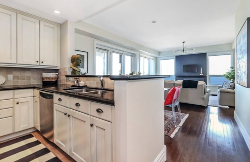 Collingwood Condo | Waterfront Luxury Condo 2 Bedroom 2 Bath
