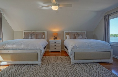 Steele Creek House | Waterfront luxury home with kayaks. Bring your boat or boat rentals available.