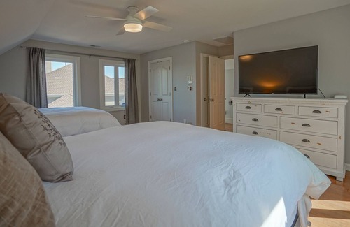 Steele Creek House | Waterfront luxury home with kayaks. Bring your boat or boat rentals available.