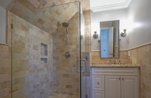 Steele Creek House | Waterfront luxury home with kayaks. Bring your boat or boat rentals available.